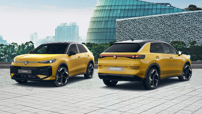 Volkswagen T-Roc in Gelb in Frontal- und Heckansicht auf Platz vor moderner Architektur geparkt