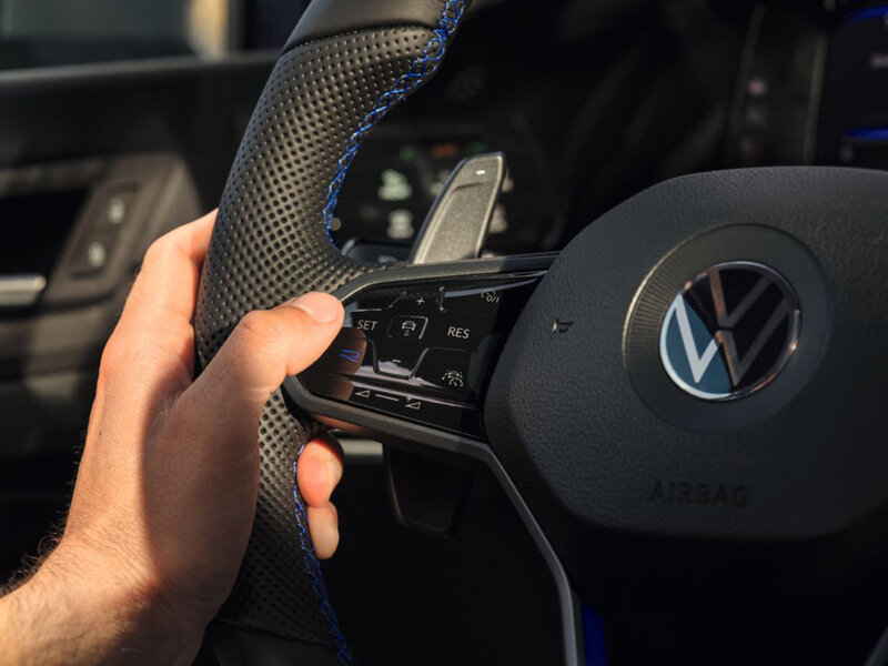 Detailaufnahme des Lenkrads eines Volkswagen Golf Variant R mit Bedientasten für Assistenz- und Infotainmentfunktionen.