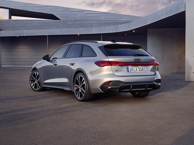 Audi A5 Avant in dynamischer Heckansicht mit markanten Linien, breitem Stand und sportlicher Kombi-Silhouette
