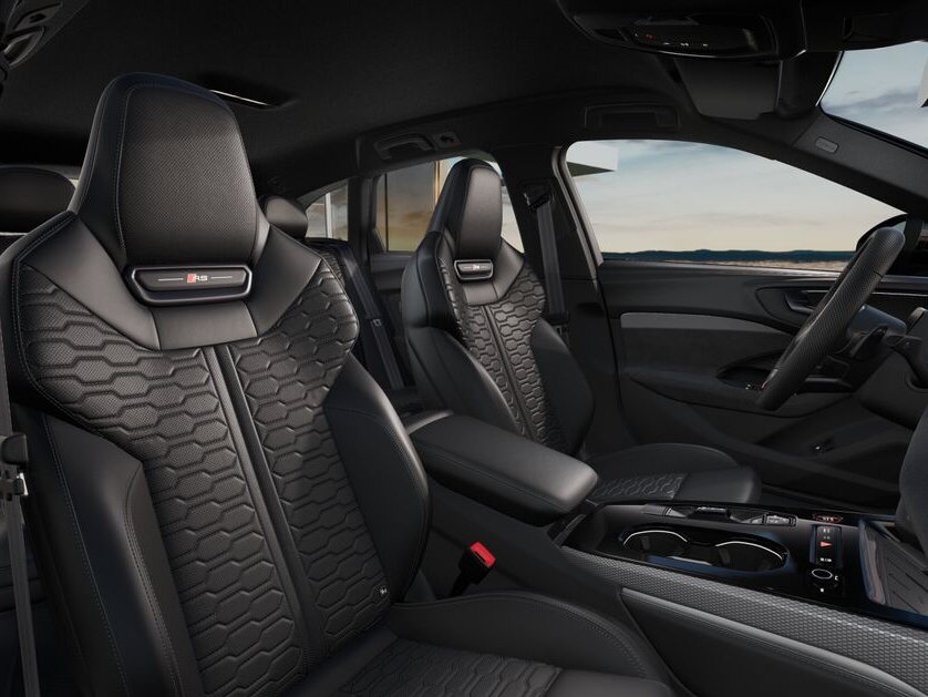 Innenraum des Audi RS5 Avant mit schwarzen Ledersitzen in Rautensteppung und Blick auf Mittelkonsole und Armaturenbrett im Frontbereich