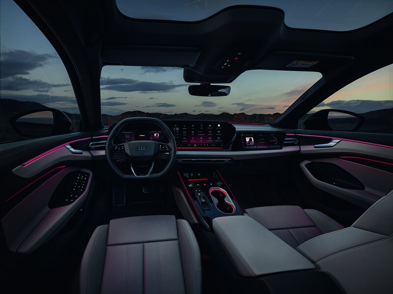 Innenraum des Audi A6 Avant bei Dämmerung mit digitalem Cockpit, Ambientebeleuchtung und hochwertiger Ausstattung