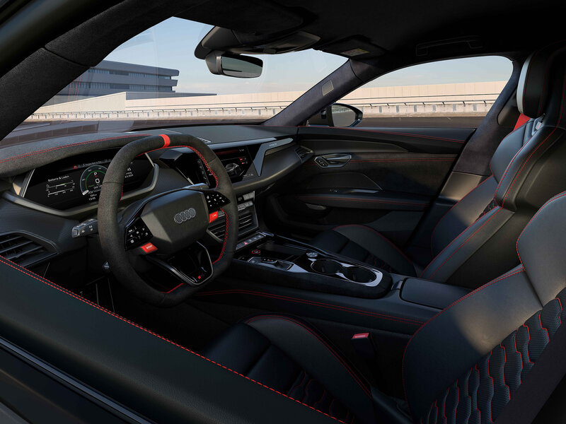 Innenraum des Audi RS e-tron GT mit Sportsitzen, digitalem Cockpit und sportlich-eleganter Linienführung
