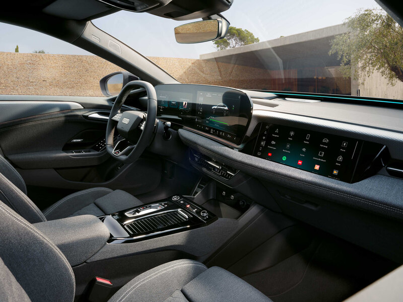 Innenraum des Audi A6 Sportback e-tron mit Panorama-Display, digitalem Cockpit und reduzierter, moderner Gestaltung