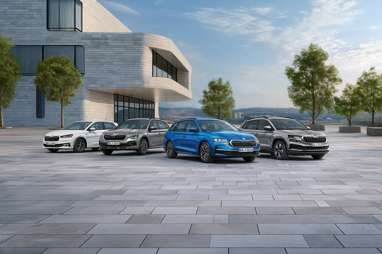 Škoda Balance Sondermodelle in verschiedenen Farben vor moderner Architektur auf gepflastertem Platz