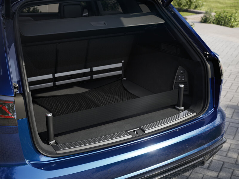 Offener Kofferraum eines Volkswagen Touareg mit ebener Ladefläche und integrierten Schienen.