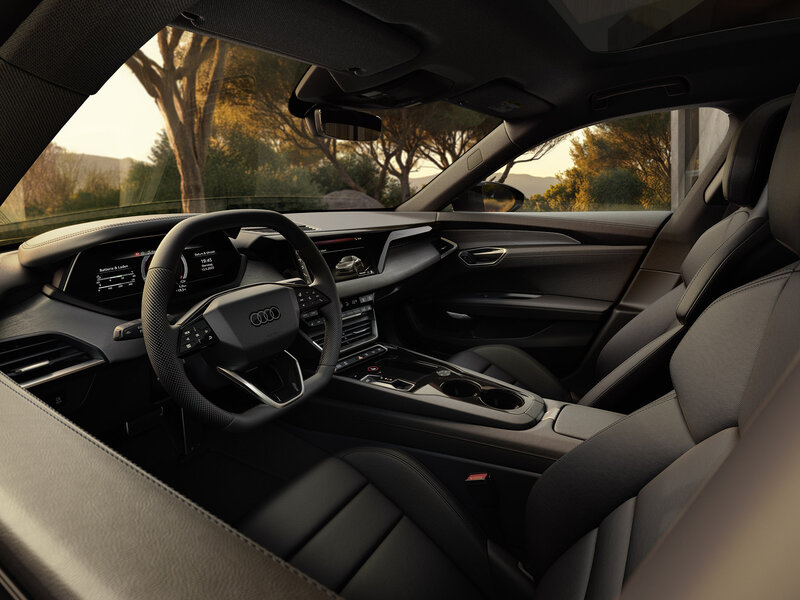 Innenraum des Audi e-tron GT mit fahrerorientiertem Cockpit, Audi virtual cockpit und sportlichem Design