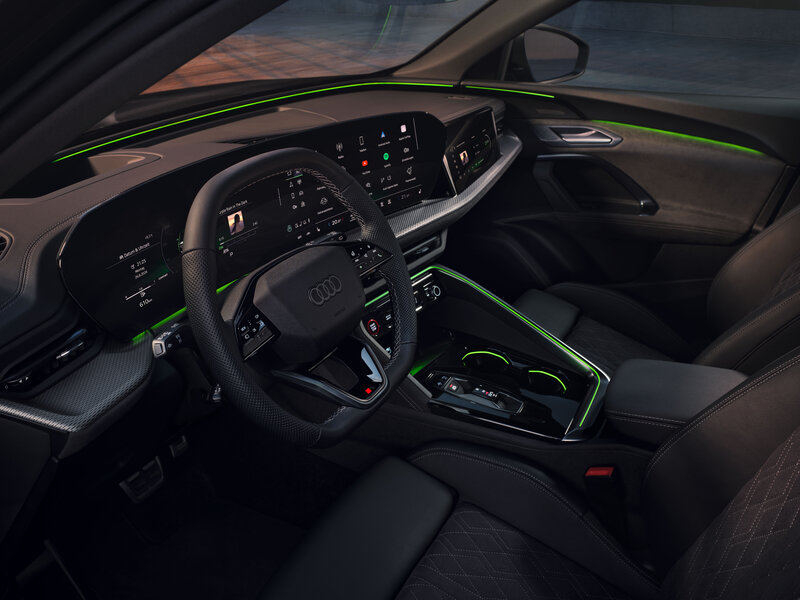 Innenraum des Audi Q5 mit Audi virtual cockpit, großem Touchdisplay, Ambientebeleuchtung und moderner digitaler Bedienung