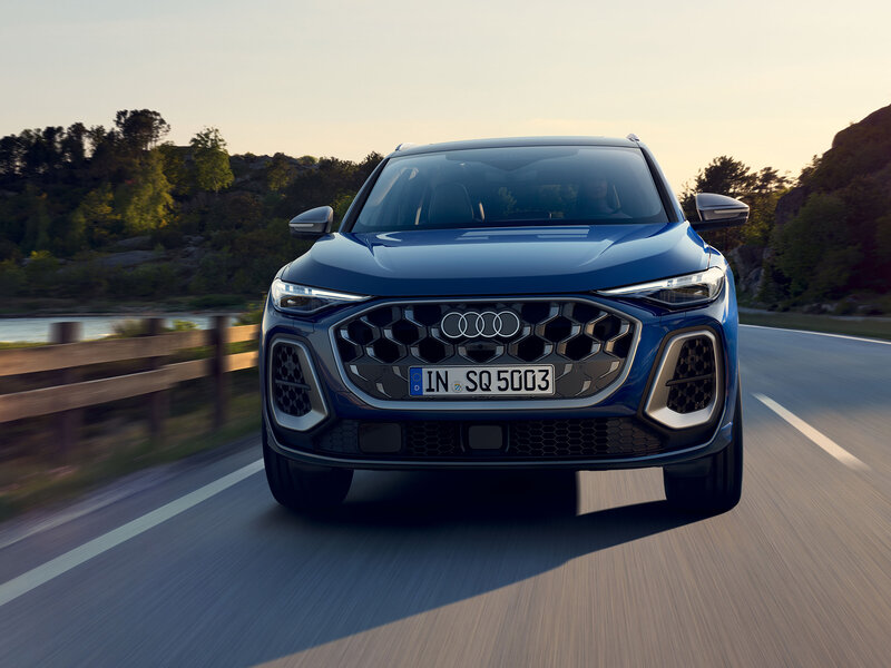 Audi SQ5 SUV in dynamischer Fahrt mit markantem Singleframe-Grill, Matrix-LED-Scheinwerfern und sportlicher Präsenz