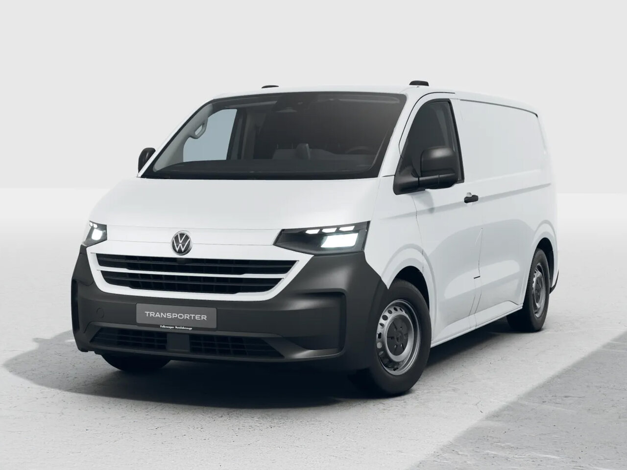 Volkswagen e-Transporter in Weiß aus schräger Frontansicht in einem neutralen Studio fotografiert