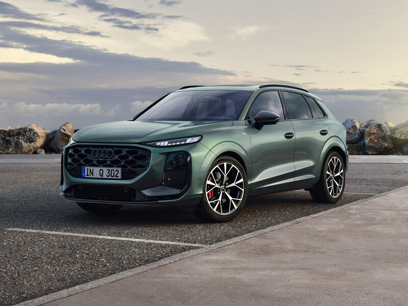 Audi Q3 SUV in markanter Frontansicht mit breitem Singleframe-Grill, LED-Lichtsignatur und souveränem Auftritt