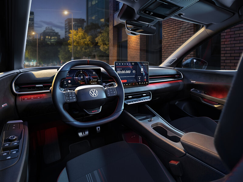 Cockpit des Volkswagen ID. Polo GTI mit digitalem Kombiinstrument, zentralem Infotainment-Display und Blick auf Armaturenbrett und Mittelkonsole