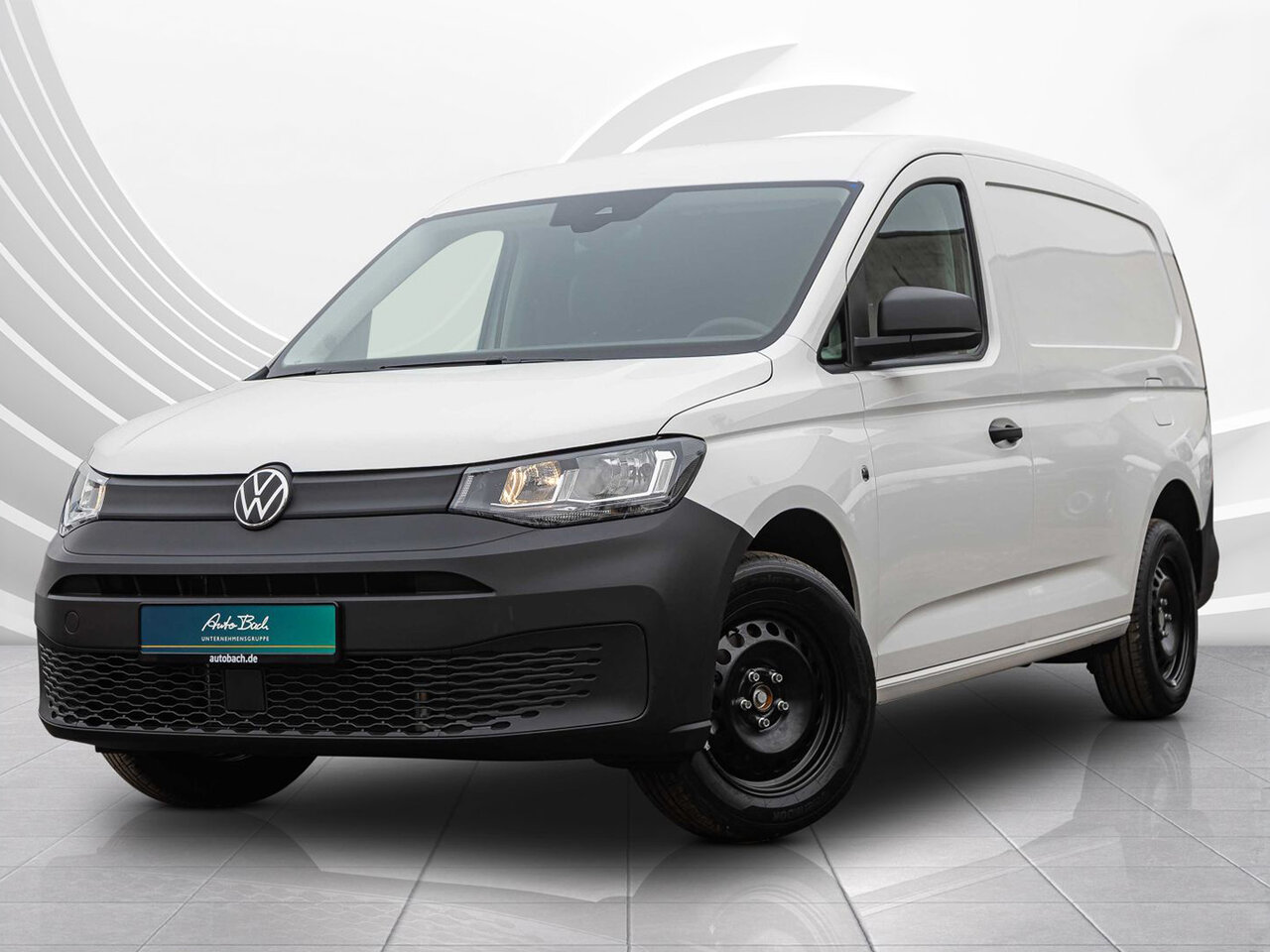 Volkswagen Caddy Cargo in Frontansicht steht freigestellt in Studioumgebung mit hellem Hintergrund und grafischen Linien im Hintergrund