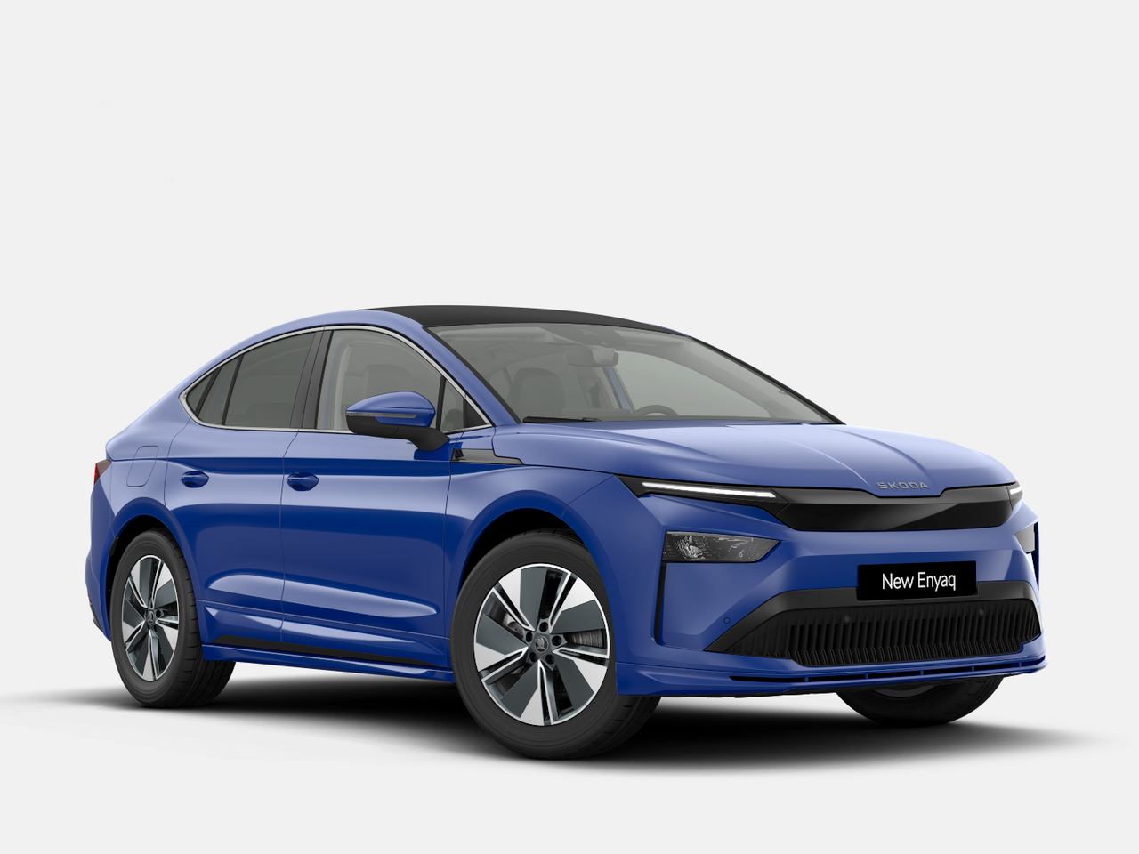 Blauer Škoda Enyaq in Frontansicht steht freigestellt vor weißem Hintergrund