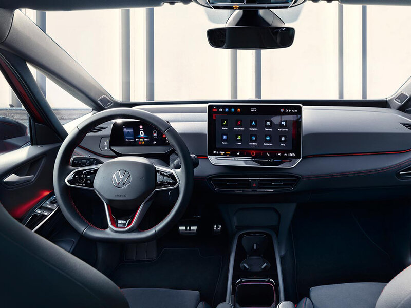 Innenraum des VW ID.3 GTX mit Digitalcockpit, großem Touchdisplay, Multifunktionslenkrad und sportlichen Details.
