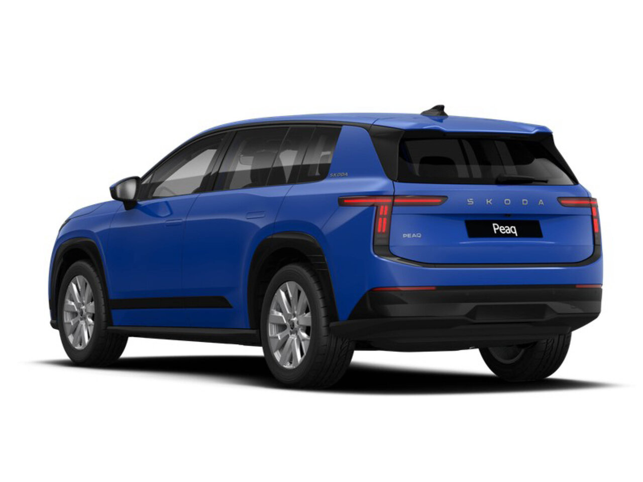 Škoda Peaq Selection in Blau aus Heck-Schrägansicht auf weißem Hintergrund.