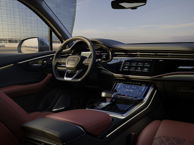 Innenraum des Audi SQ7 mit digitalem Cockpit, Touchscreens, Lederinterieur und hochwertiger Verarbeitung