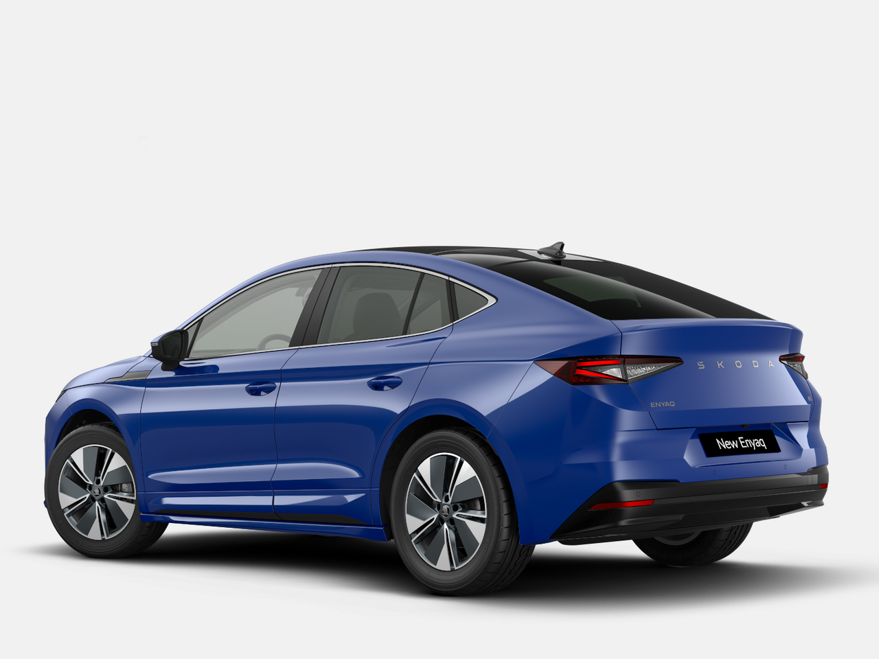 Blauer Škoda Enyaq in Heckansicht steht freigestellt vor weißem Hintergrund