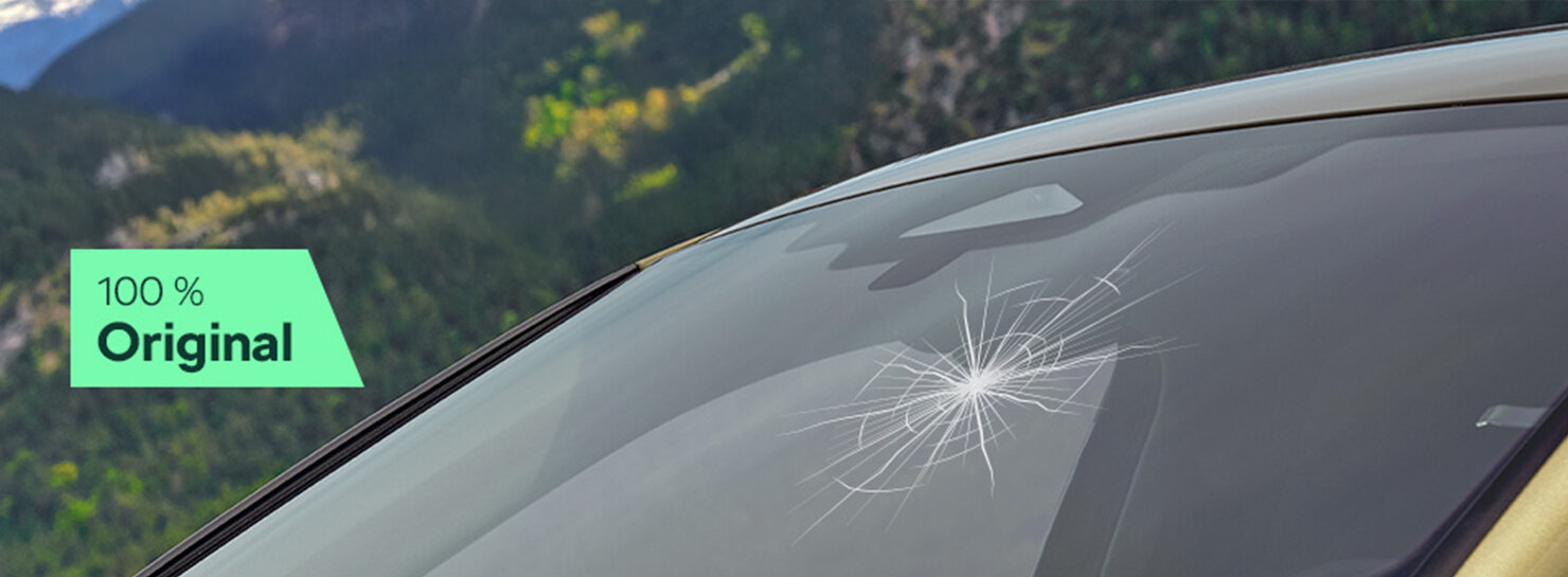 Auto Bach Alt-Text Generator sagte:  Frontscheibe eines Fahrzeugs mit sichtbarem Steinschlagschaden und Hinweis auf Originalersatzteil
