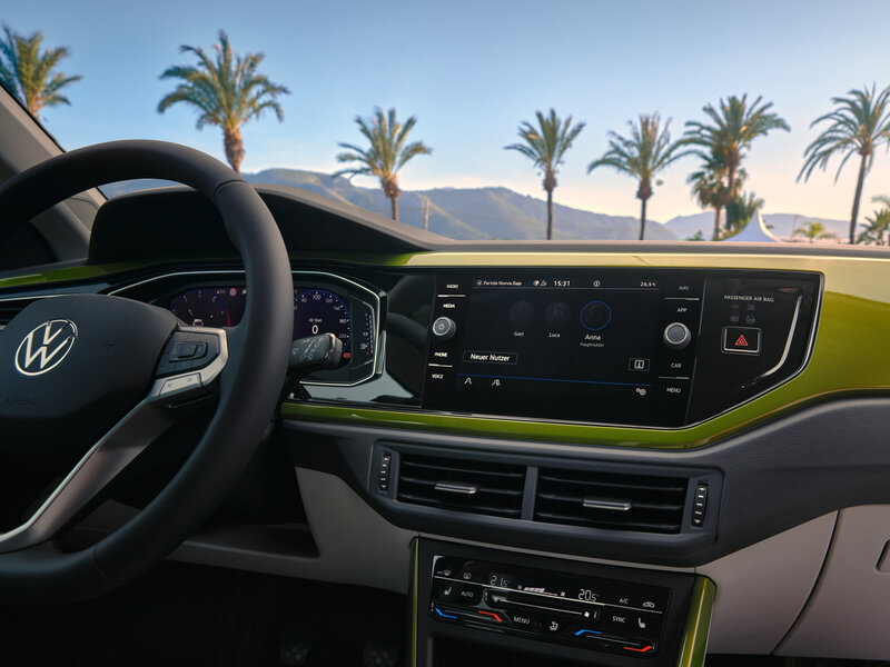 Innenansicht eines Volkswagen Taigo mit Lenkrad, digitalem Kombiinstrument und breitem Infotainmentdisplay.