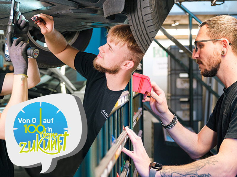 Zwei Mitarbeitende arbeiten gemeinsam in einer Werkstatt an einem Fahrzeug und führen Reparatur- und Prüfaufgaben aus.