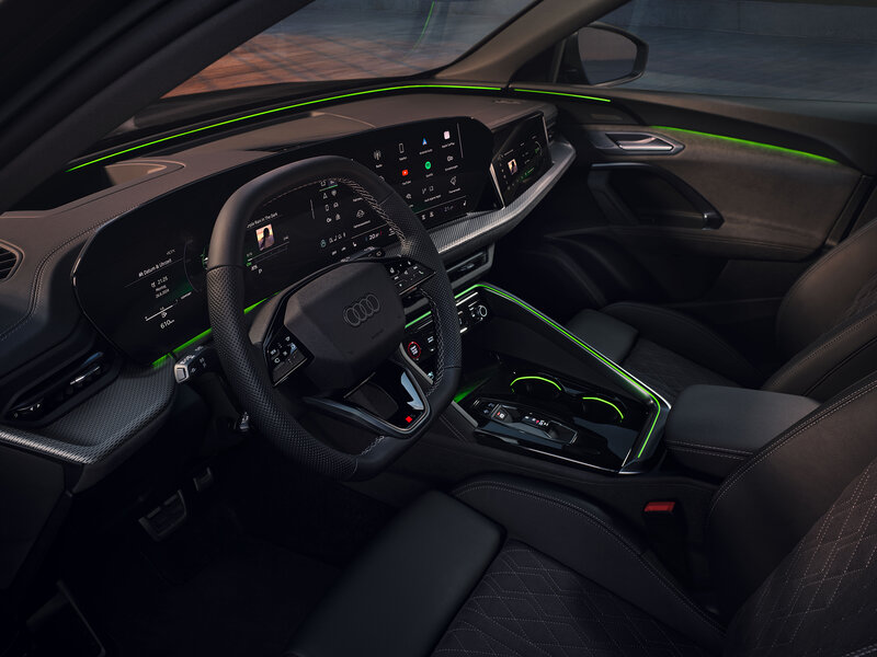 Innenraum des Audi Q5 Sportback mit Audi virtual cockpit, Touchdisplay, grüner Ambientebeleuchtung und moderner Bedienstruktur