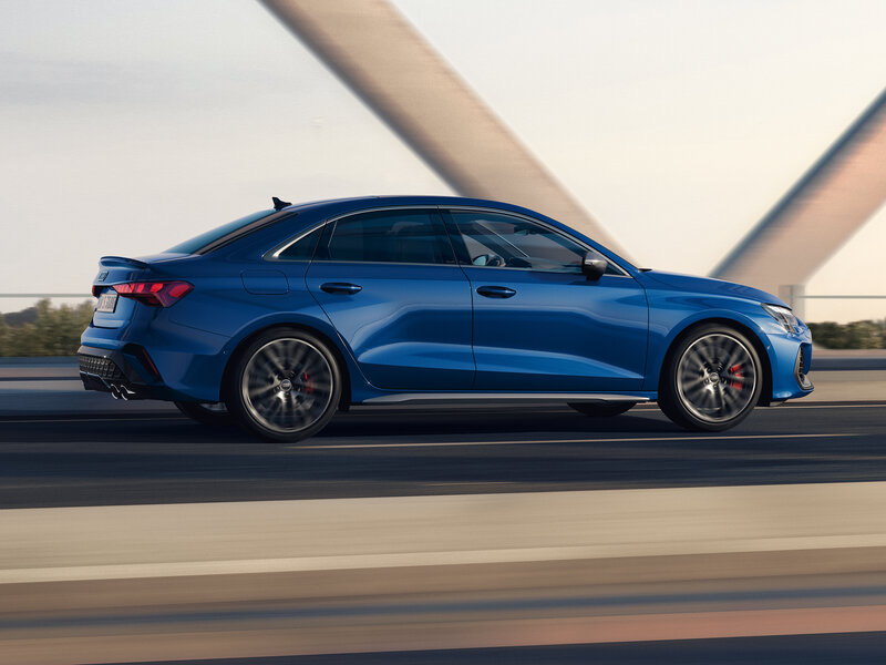 Audi S3 Limousine in Blau in dynamischer Seitenansicht, sportliche Linienführung und markante S-Details