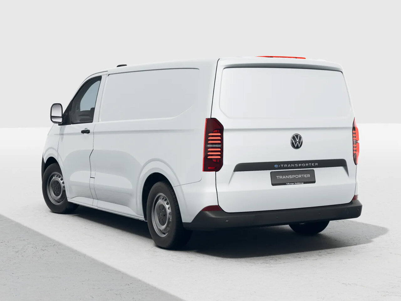 Volkswagen e-Transporter in Weiß aus schräger Heckansicht in einem neutralen Studio fotografiert