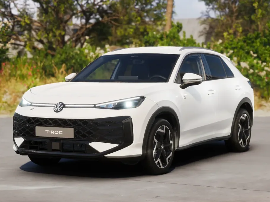Volkswagen T-Roc in weißer Lackierung aus Front-Perspektive auf befestigter Fläche geparkt