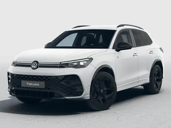 Weißer Volkswagen Tiguan in Frontansicht steht freigestellt vor hellem Studiohintergrund