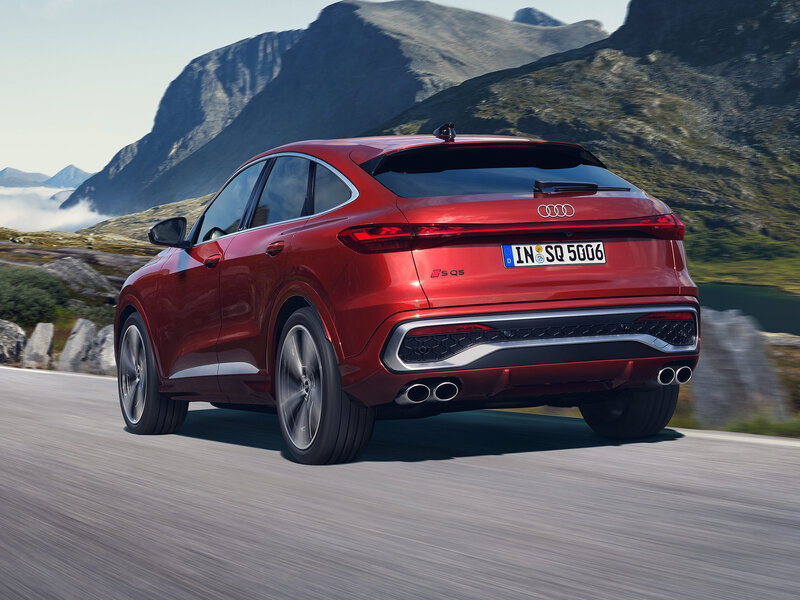 Audi SQ5 Sportback in roter Lackierung bei dynamischer Fahrt mit Coupé-Silhouette und sportlichem Heckdesign