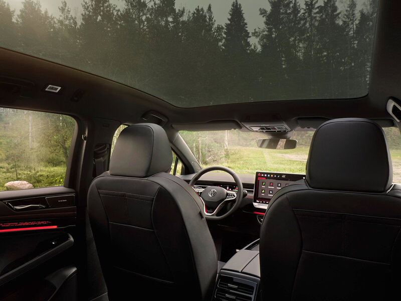 Innenraum des VW ID.7 GTX Tourer mit Panoramadach, Digital-Cockpit und großzügigem Platzangebot im Fond.