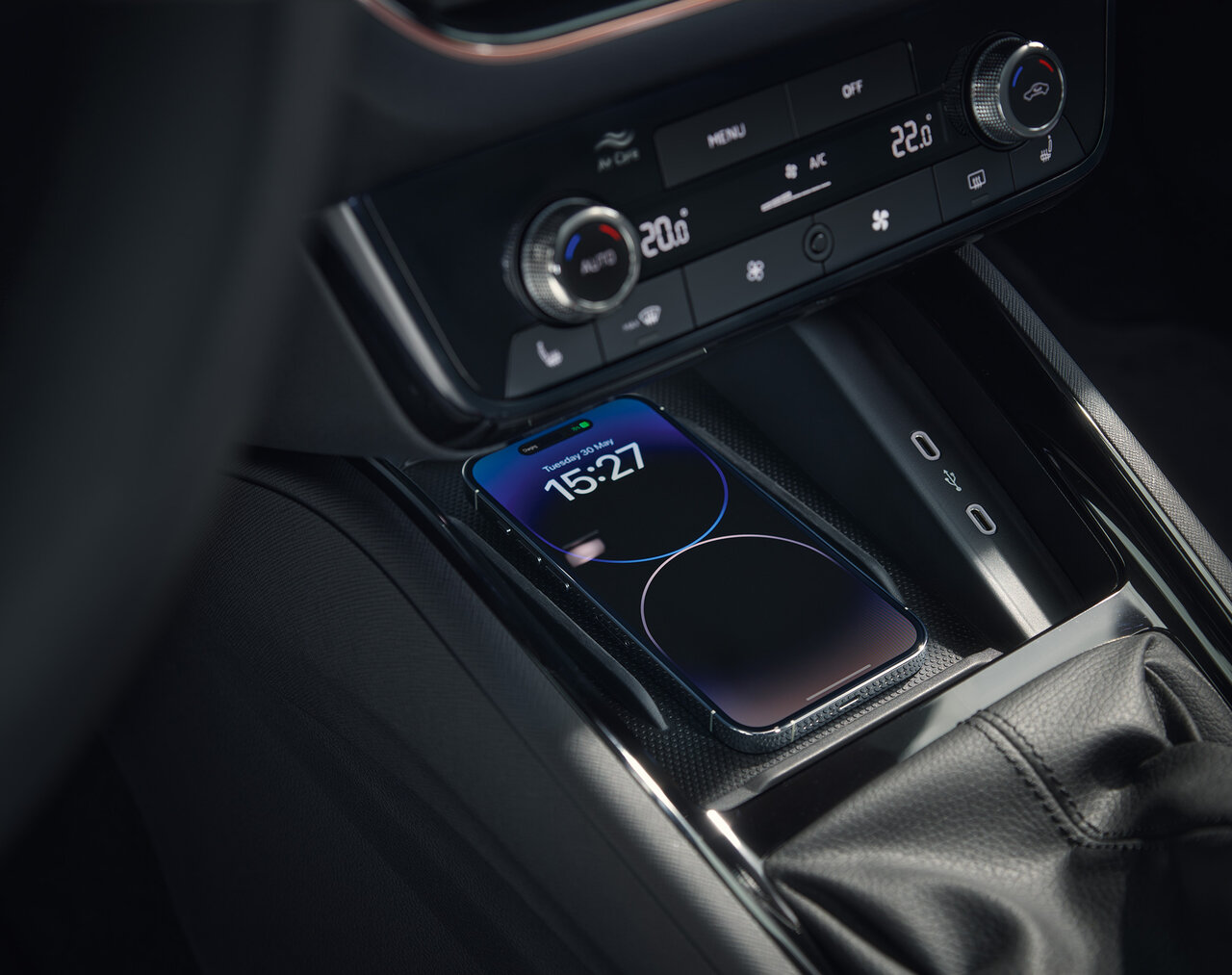 Mittelkonsole des Škoda Scala Monte Carlo mit Smartphone auf der induktiven Ladefläche und Klimasteuerung