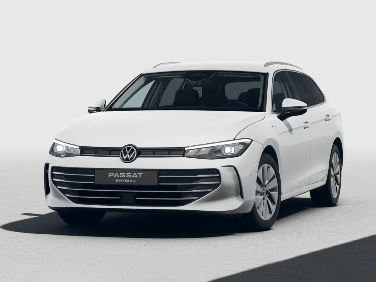 Volkswagen Passat eHybrid in Weiß aus schräger Frontansicht in einem neutralen Studio fotografiert