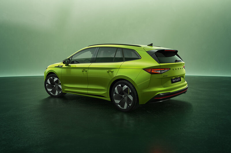 Škoda Enyaq RS in Mamba-Grün steht im Studio mit grünem Hintergrund.