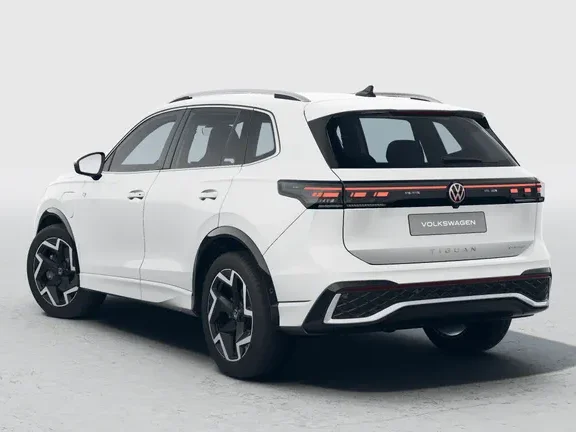 Weißer Volkswagen Tiguan steht freigestellt vor hellem Studiohintergrund