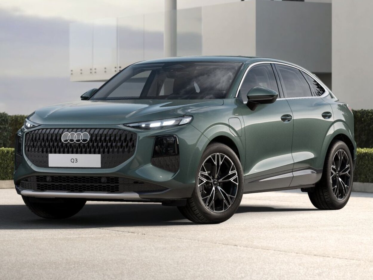Audi Q3 Sportback in Frontansicht schräg von vorn vor moderner Architektur mit markantem Singleframe-Grill, LED-Scheinwerfern und coupéhafter SUV-Silhouette