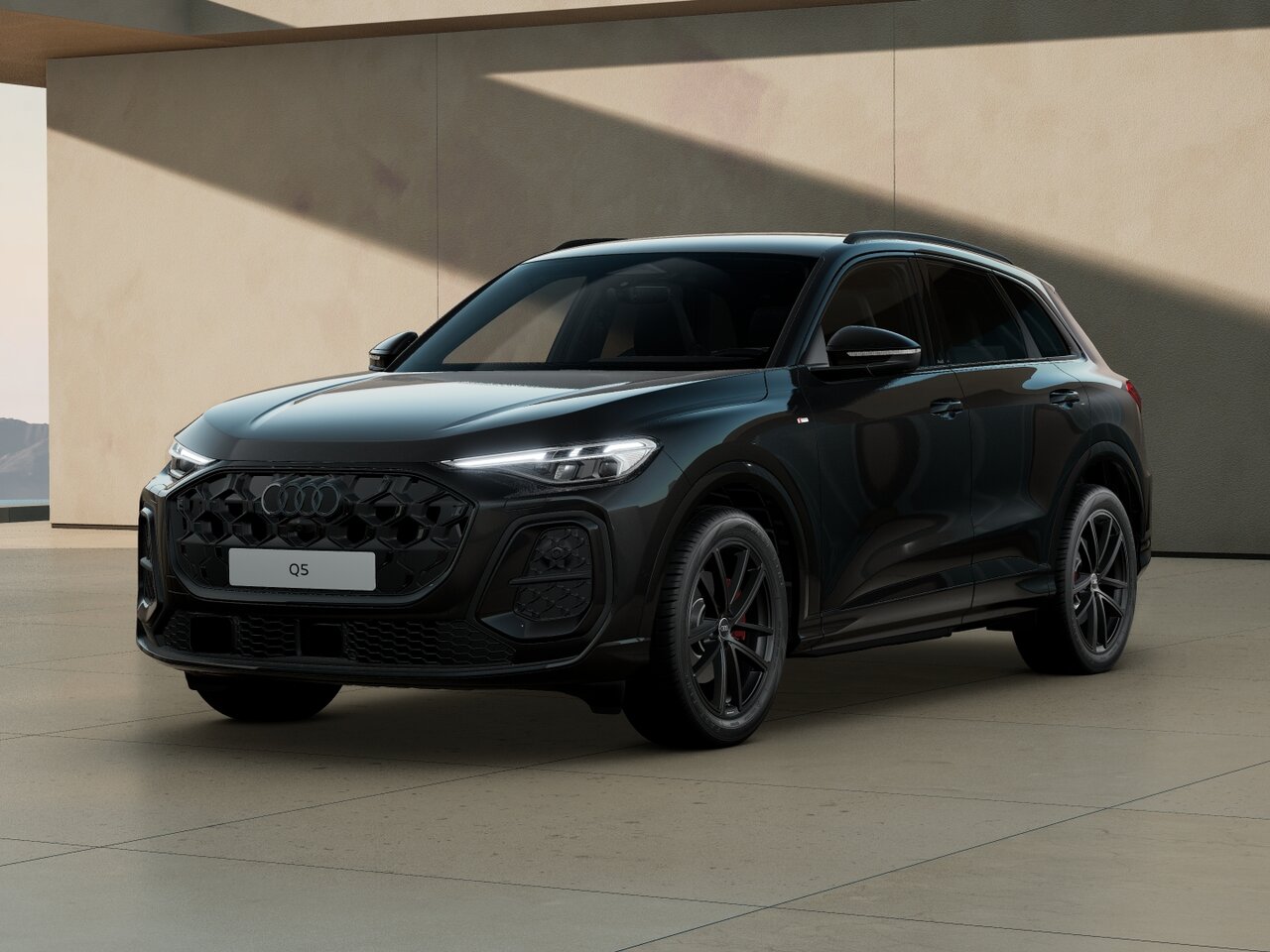 Audi Q5 in Frontansicht schräg von vorn vor moderner Architektur mit markantem Singleframe-Grill, LED-Scheinwerfern und dunklen Leichtmetallrädern