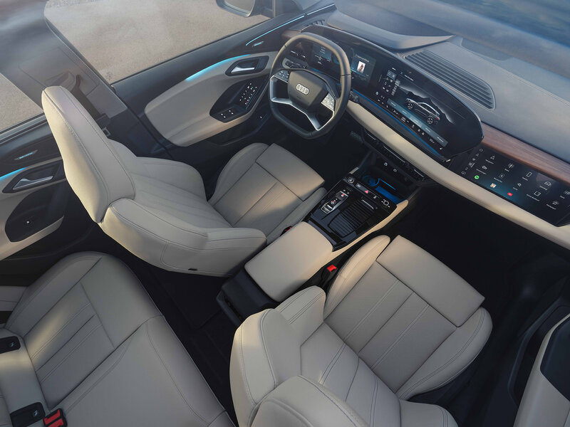 Innenraum des Audi Q6 e-tron mit Panorama-Display, hochwertiger Lederausstattung und moderner, klarer Linienführung