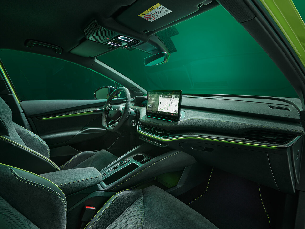 Sportliches Interieur des Škoda Elroq RS mit Sportsitzen und beleuchtetem Cockpit in Mamba-Grün.