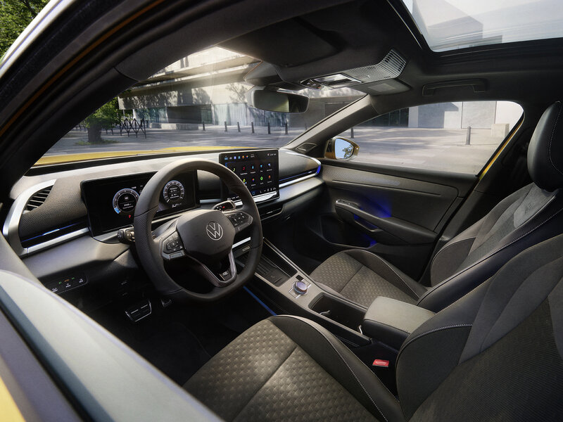 Innenansicht eines Volkswagen T-Roc mit Lenkrad, digitalem Cockpit, Touchdisplay und modern gestalteten Vordersitzen.