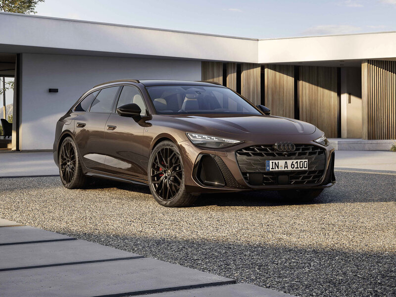 Audi A6 Avant mit sportlich-elegantem Design vor moderner Architektur, breite Front und markanter Singleframe-Grill