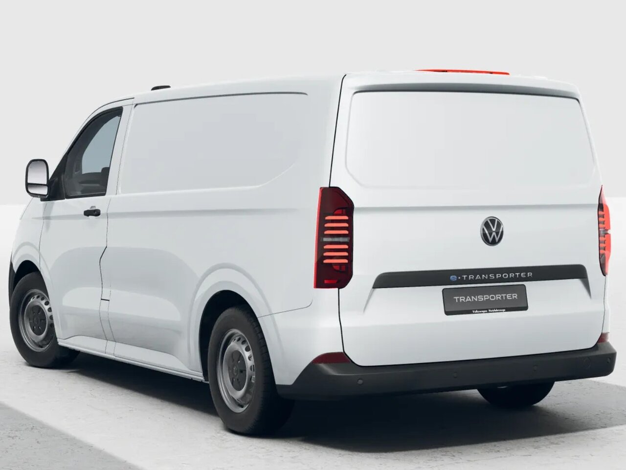Volkswagen e-Transporter Kastenwagen in Heckansicht schräg von hinten vor hellem Studiohintergrund mit geschlossener Ladefläche und vertikalen LED-Rückleuchten