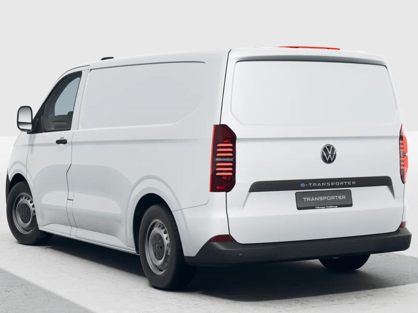 Volkswagen e-Transporter Kastenwagen in Heckansicht schräg von hinten vor hellem Studiohintergrund mit geschlossener Ladefläche und vertikalen LED-Rückleuchten