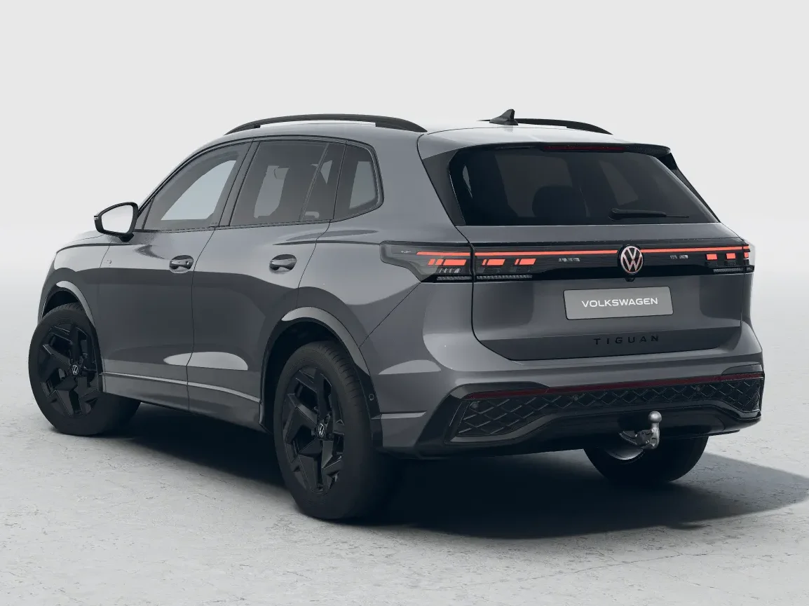 Volkswagen Tiguan R-Line in Grau in Heck-Seitenansicht vor neutralem Studiohintergrund