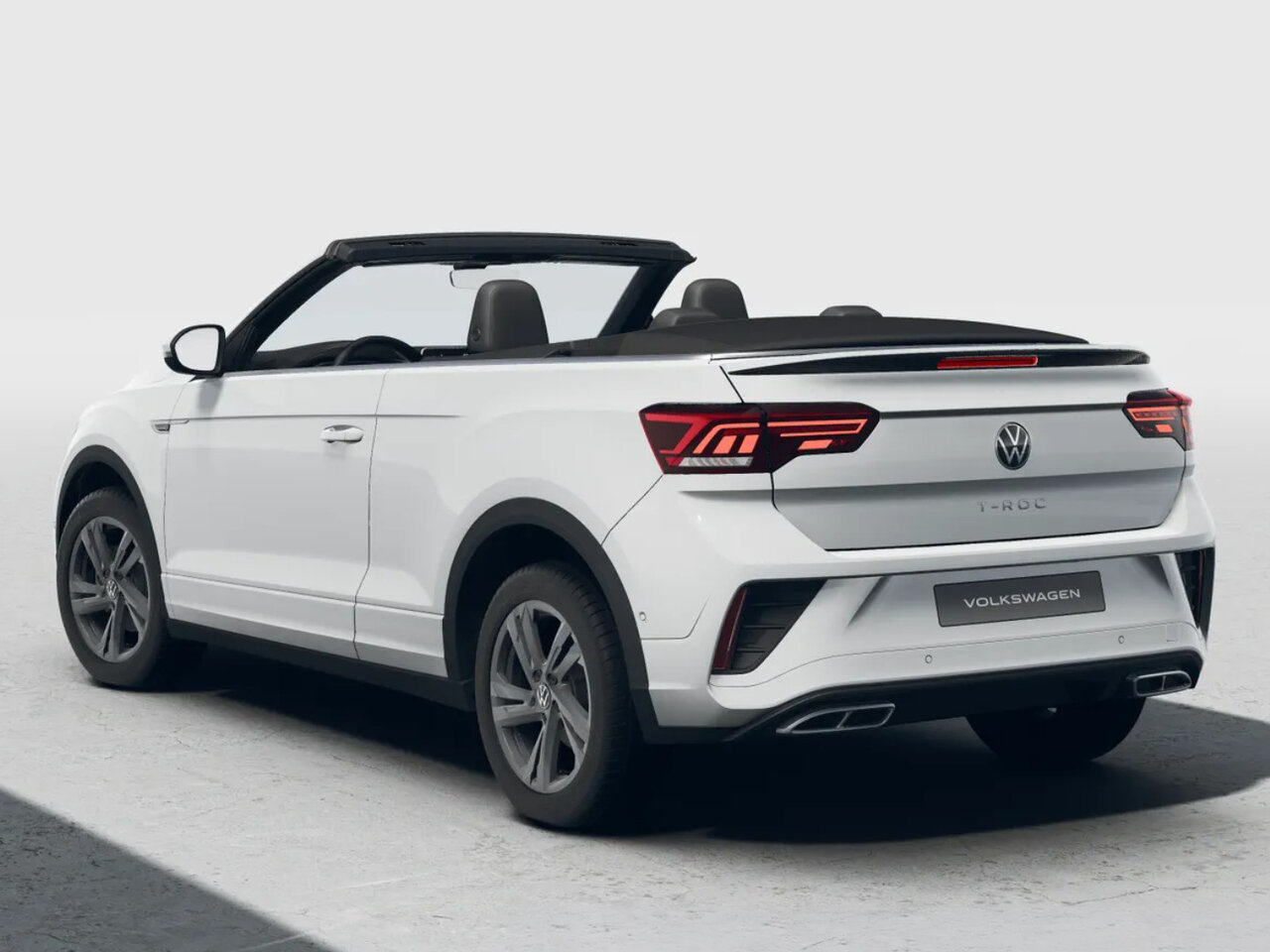 Volkswagen T-Roc Cabriolet in Weiß aus Heck-Schrägansicht auf weißem Hintergrund