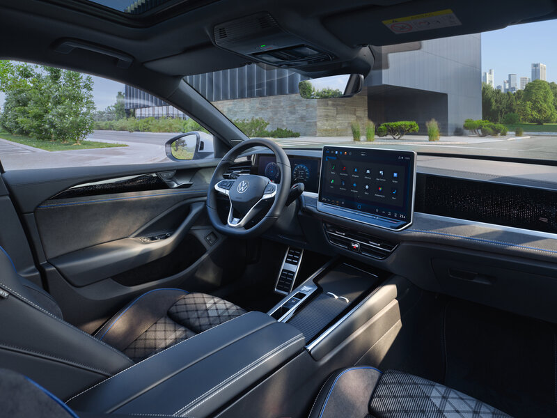 Innenansicht eines Volkswagen Passat Variant mit digitalem Cockpit, großem Touchdisplay und moderner Mittelkonsole.