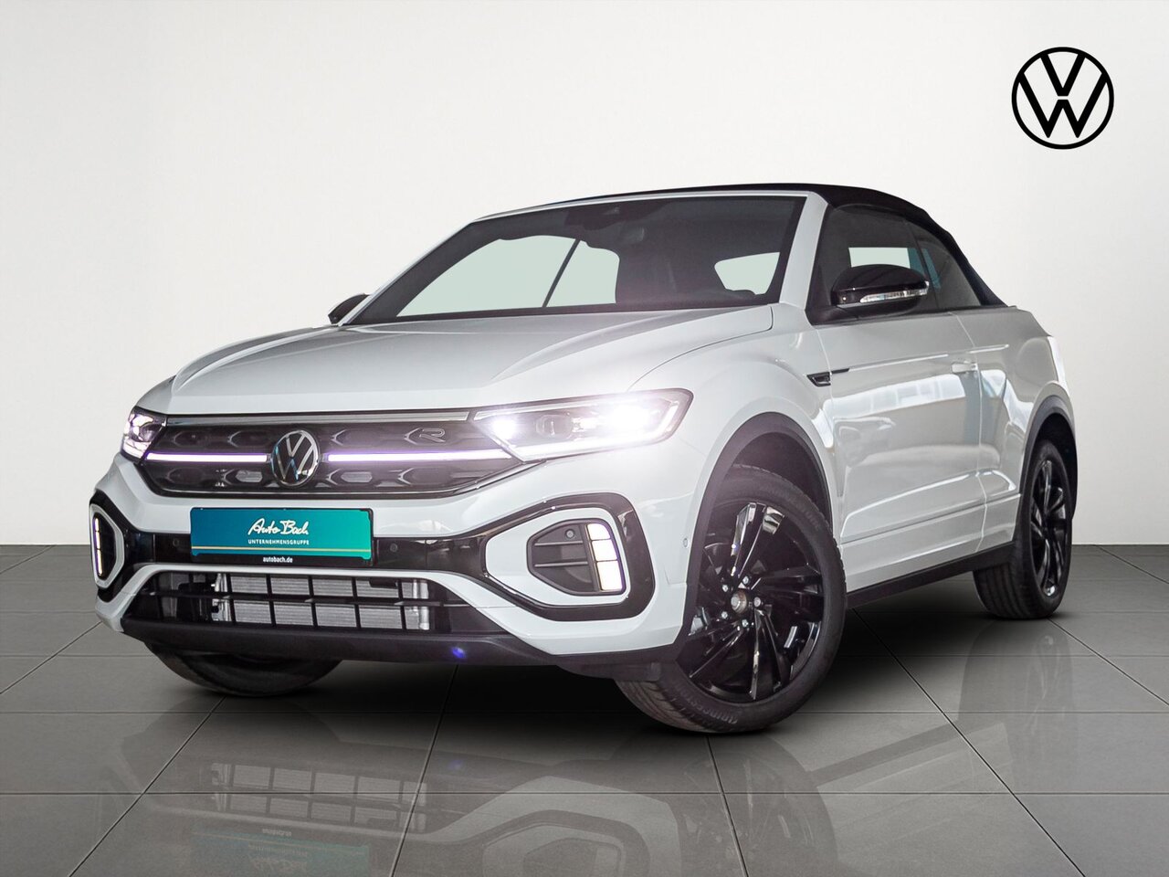Volkswagen T-Roc Cabriolet in weißer Lackierung aus Front-Perspektive
