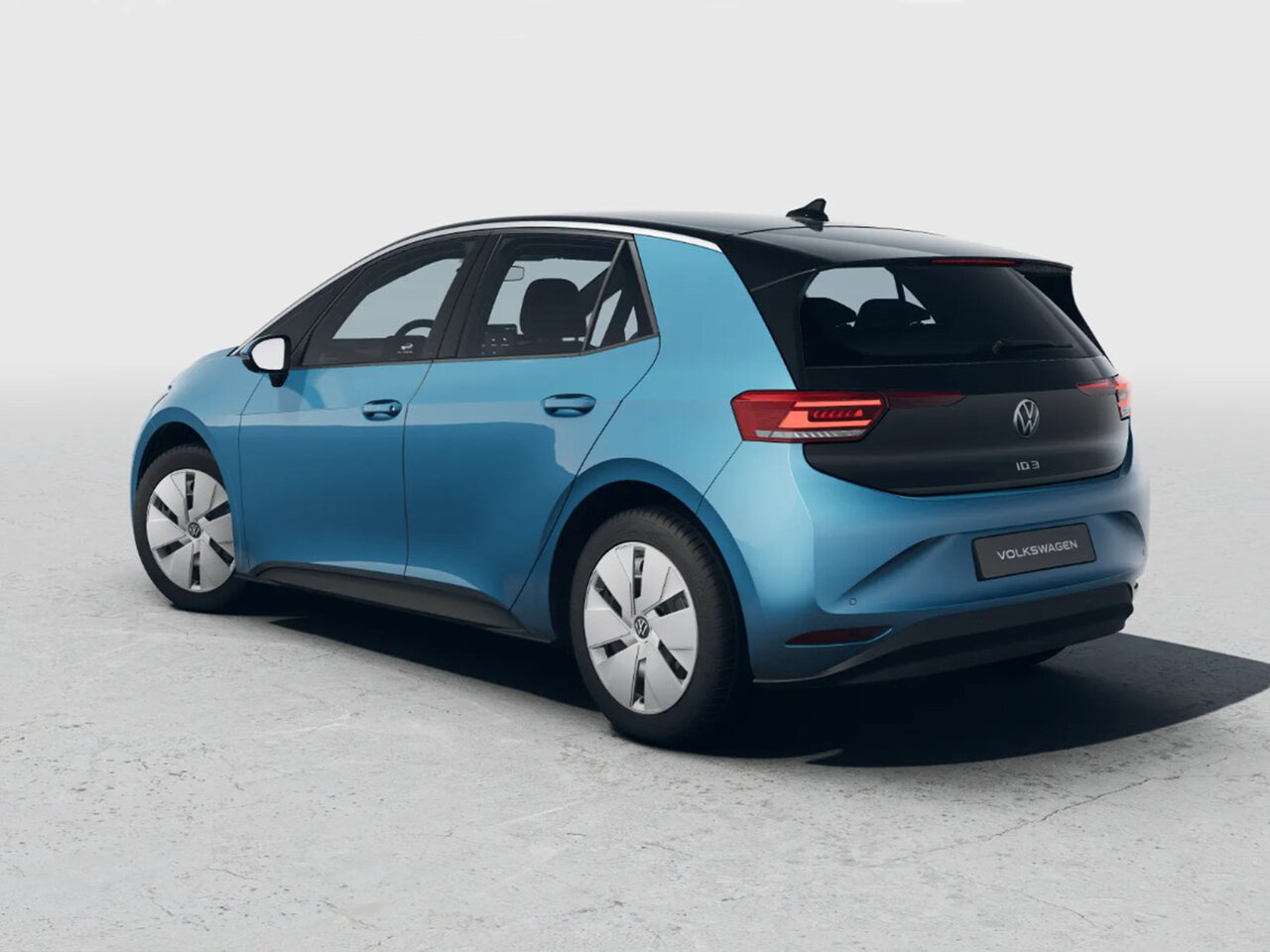 Blauer Volkswagen ID.3 aus schräger Heckansicht auf heller Fläche vor neutralem Hintergrund