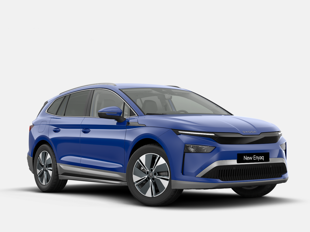 Blauer Škoda Enyaq in Frontansicht steht freigestellt vor weißem Hintergrund