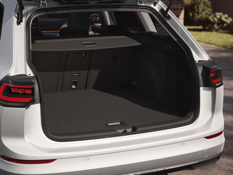 Offener Kofferraum eines Volkswagen Golf Variant mit flacher Ladefläche und umgeklappten Rücksitzen.